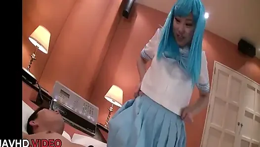 Leidenschaftliche asiatin maki Horiguchi liefert verführerische blowjob-erfahrung
