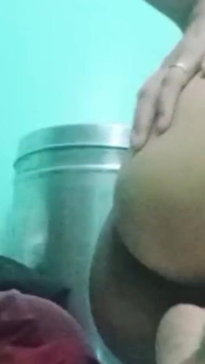 Key moment from "Desi girl presses her kuche dabate hui pakdi"