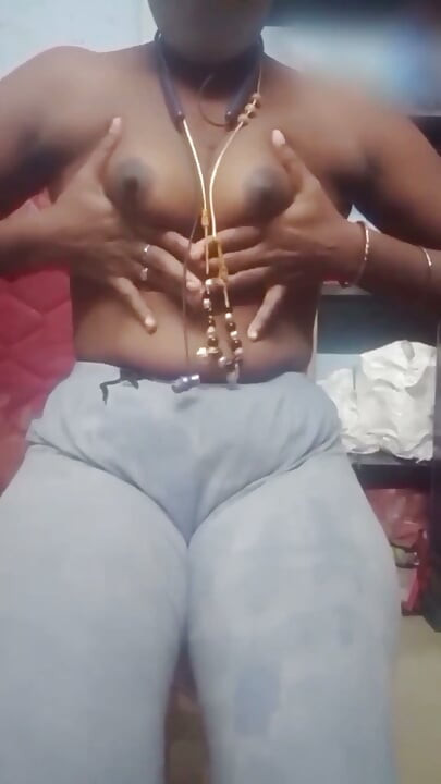 Me despocho en videollamada, me toco el coño mojado, me masturbo y azoto un gran culo negro para el toro tamil Nri! Indiahotwifex