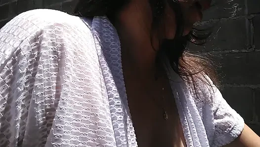 Sokakta sadece açık bir gömlekle yürüyorum.