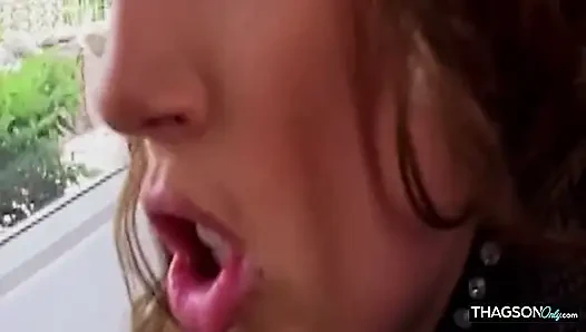 Azgın orta yaşlı seksi kadın ıslak amcık oyununda kalın parmaklarıyla genişliyor