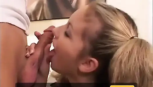 Pelacur muda yang lagi seksi ngentot kontol besar sampai crot