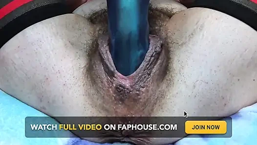 Tante semok latina dengan memek berbulu lagi asik ngentot memek beceknya pakai dildo ukuran XL sampai lubangnya menganga lebar