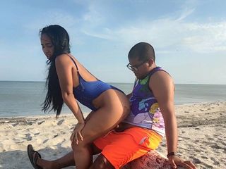 Latina neukt haar stiefbroer op het strand
