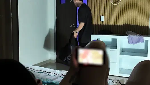 Aku mergokin teman kolombiaku lagi asik masturbasi sampai crot di dalam memeknya - produksi luar angkasa