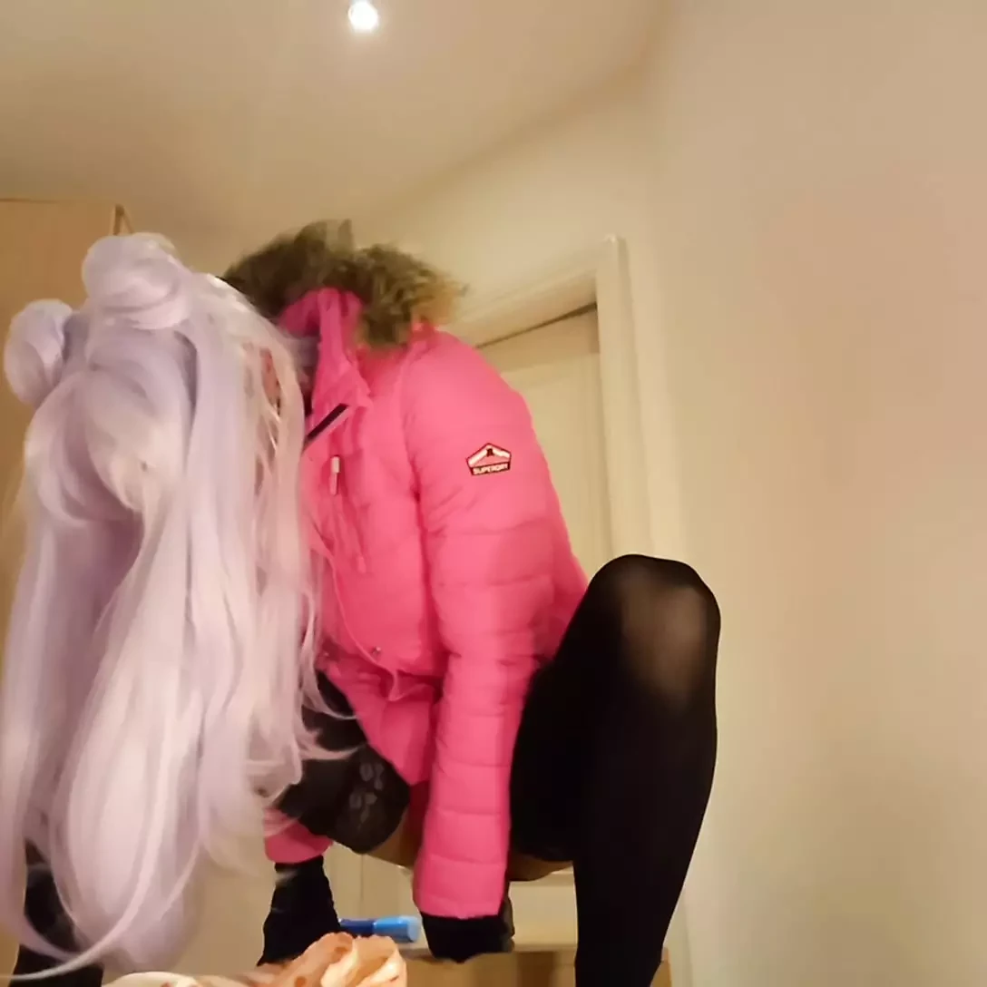 Jess Silk cavalca un dildo in abito di raso rosa caldo e giacca rosa caldo con una lunga parrucca viola