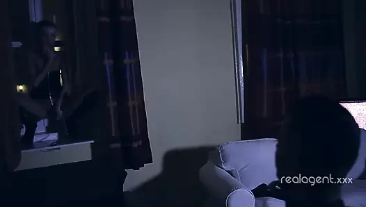 Sürtük geceleri uzun yarak emiyor ve yüzünü dölle kaplıyor