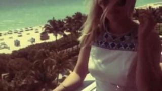 Reese Witherspoon im weißen Kleid 04