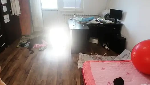 Amateur-frau Hat Spaß, Kleidung Anprobieren Und Zu Schneiden.