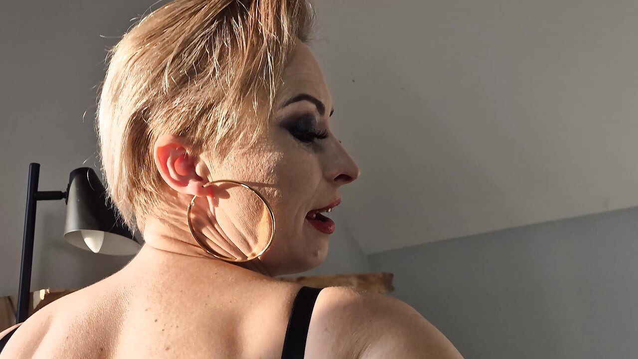 Crazy Ride on the Mechanical Dildo