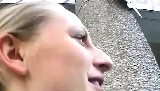 Halka açık sakso azdırma ve ıslak parmaklama patlaması