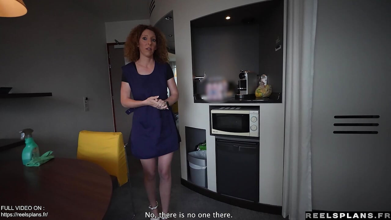 Perfecte kont milf Franse meid betrapt op masturberen en anaal geneukt door hotelgast!!