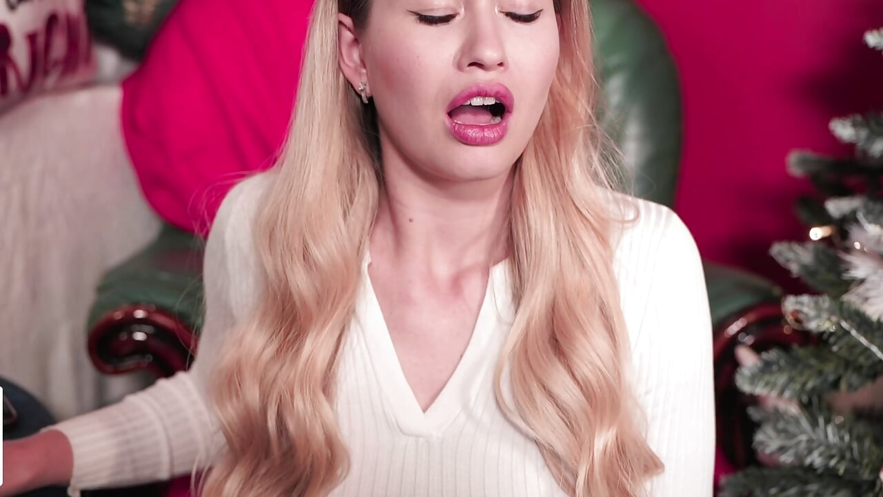 Stella Cardo dances with her hand in her panties