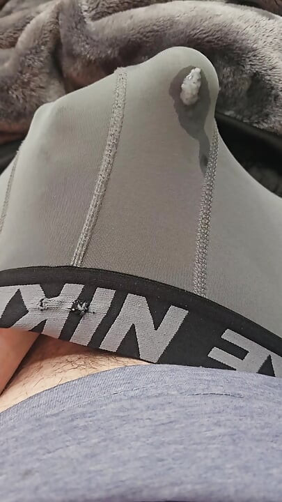 Ejaculez într-un prezervativ, apoi în boxerii mei nike cu compresie