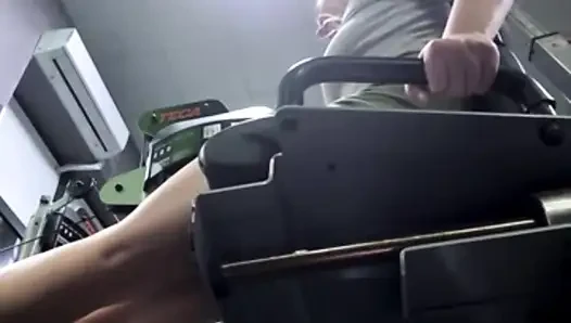 Public masturbation: A horny beauty at the FIT gym massages her pussy an...