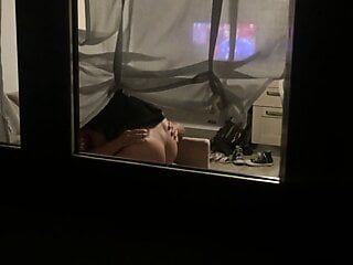 Вуайеріст зловив пару за сексом через вікно - підглядає за сусідом