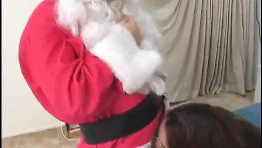 Noel Baba'nın güzel bir oral seks için gelmesini izle