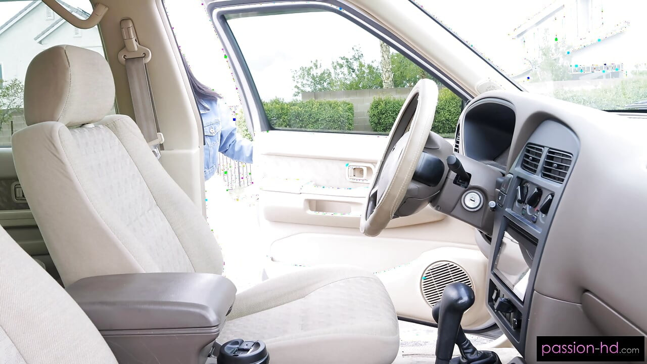 Veliki kurac spasava Liora Vane nakon kvara automobila