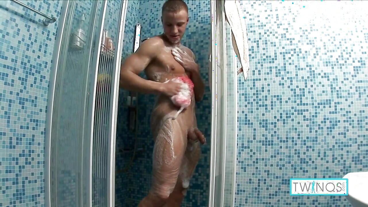 Hot Muscular Boy Jordan V Wanks His Juicy Dick After Shower!