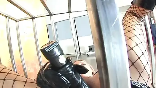 Zincirli kafeste seksi büyük memeli bdsm üç büyük yarakla sikişiyor. Aşırı derin gırtlak.anal seks