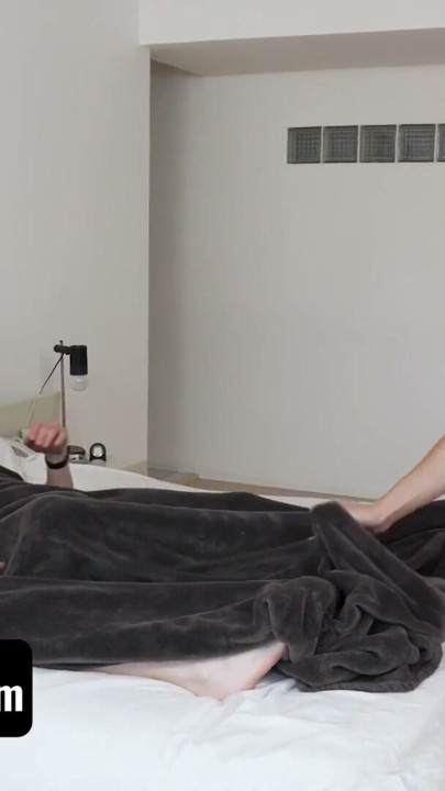 FamilyDick - Lindo twink rubio Shae Reynolds se une al hot padrastro y su novio para estirar el culo por la mañana | Clip 1