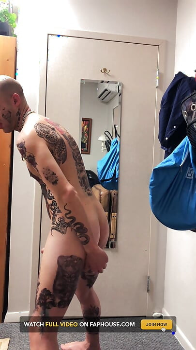 Tatuada twink masturbação solo