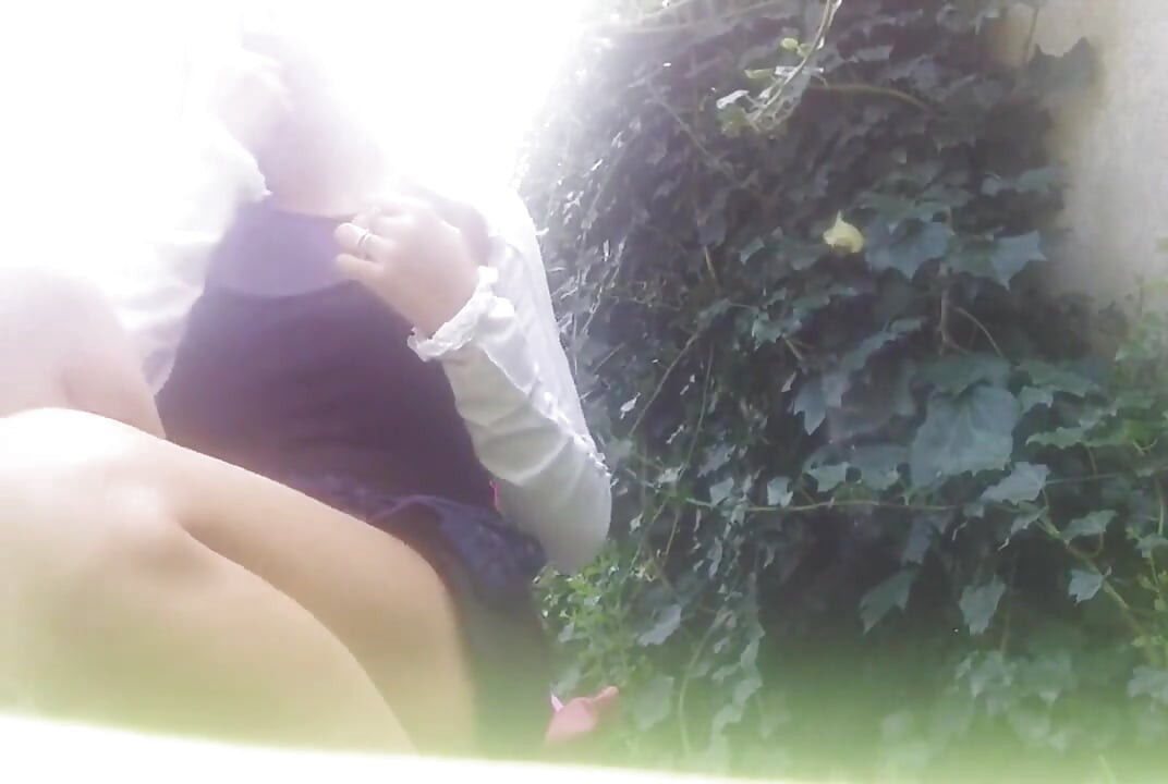 Este frumos de atins și pișat în grădină