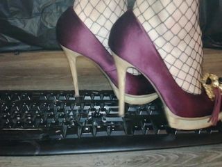 Дама I раздавила клавиатуру сексуальными высокими каблуками.