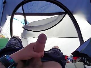 Johnholmesjunior, show en solo risqué et public sous la tente avec éjaculation pendant un camping en Colombie-Britannique