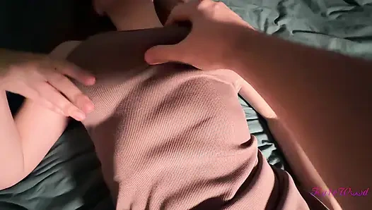 Milf panas dalam gaun ketat bercinta setelah kencan pertama