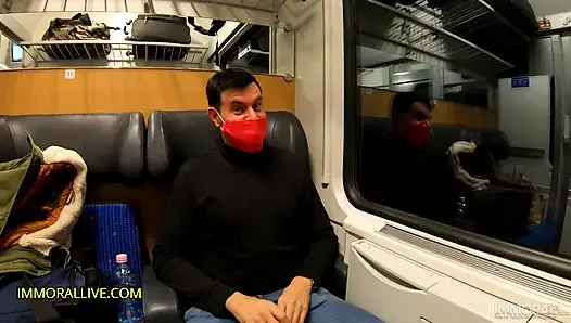 Gorgeous girl Isabella De Laa gets fed sperm in a crazy threesome with p...