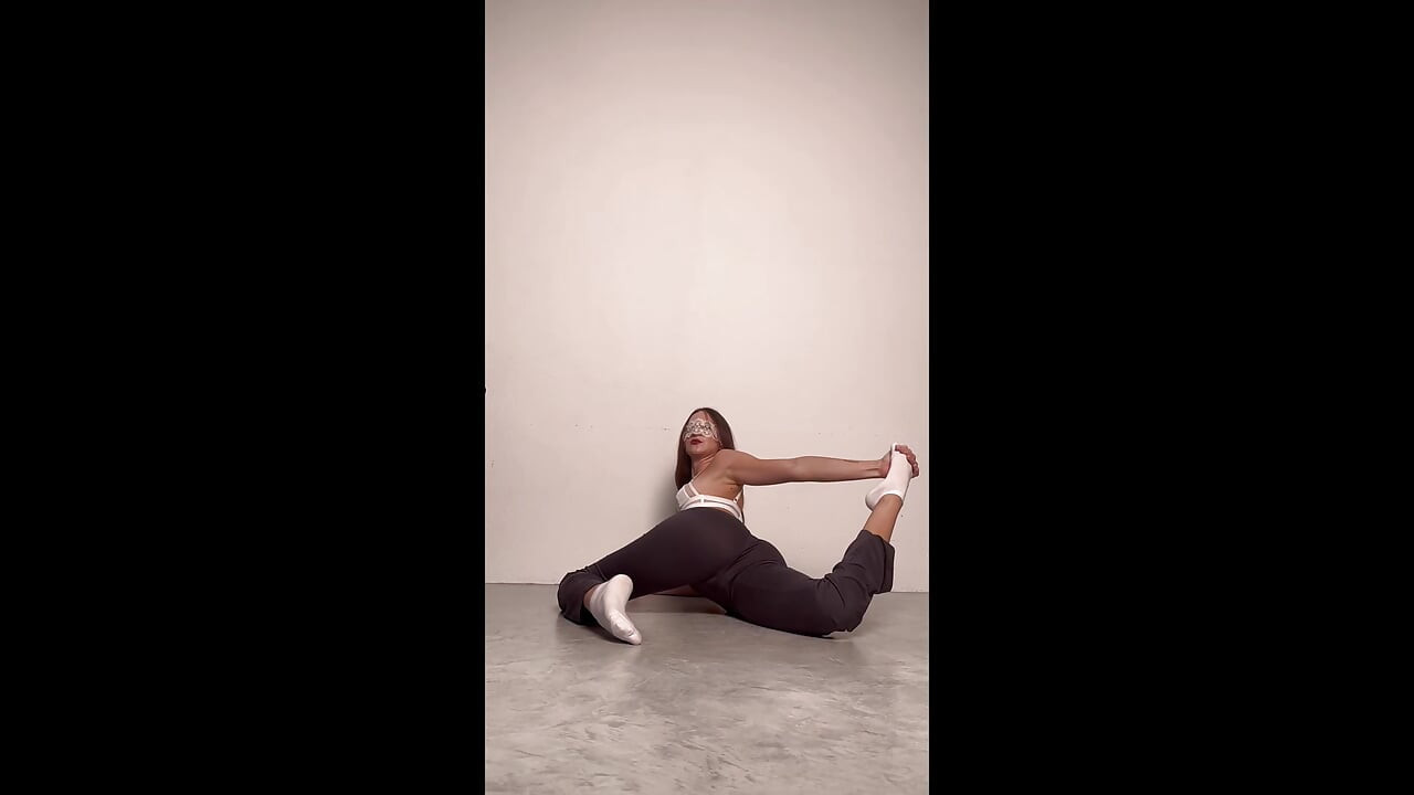 完璧な女性があなたをからかうヨガ