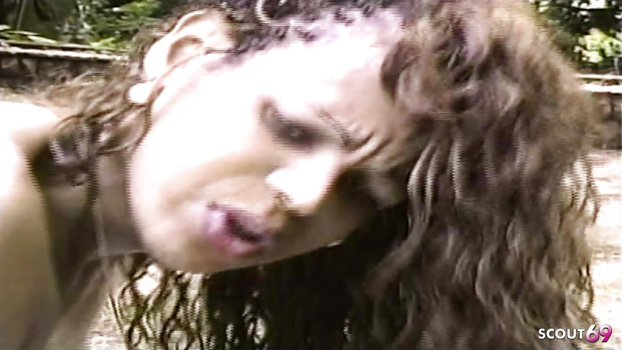 Pantat bahenol waria latina dengan toket besar di-gangbang habis-habisan di luar ruangan