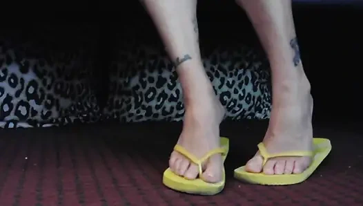 Gelber filip flops kein polnisches schuhspiel