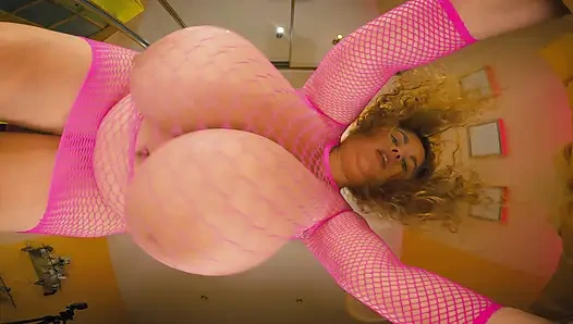 Milf hüpft ihre riesigen titten nur auf deinem gesicht