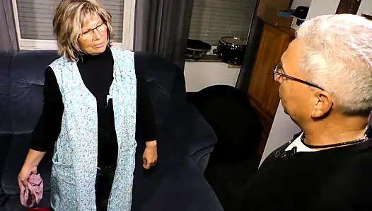 Sexy alte reife wird hart in ihren großen runden arsch gefickt