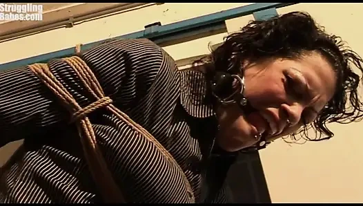 Steffi lagi asik goyangin talinya pakai ballgagged