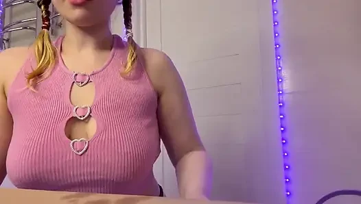 Трахаю пальцами девственное очко
