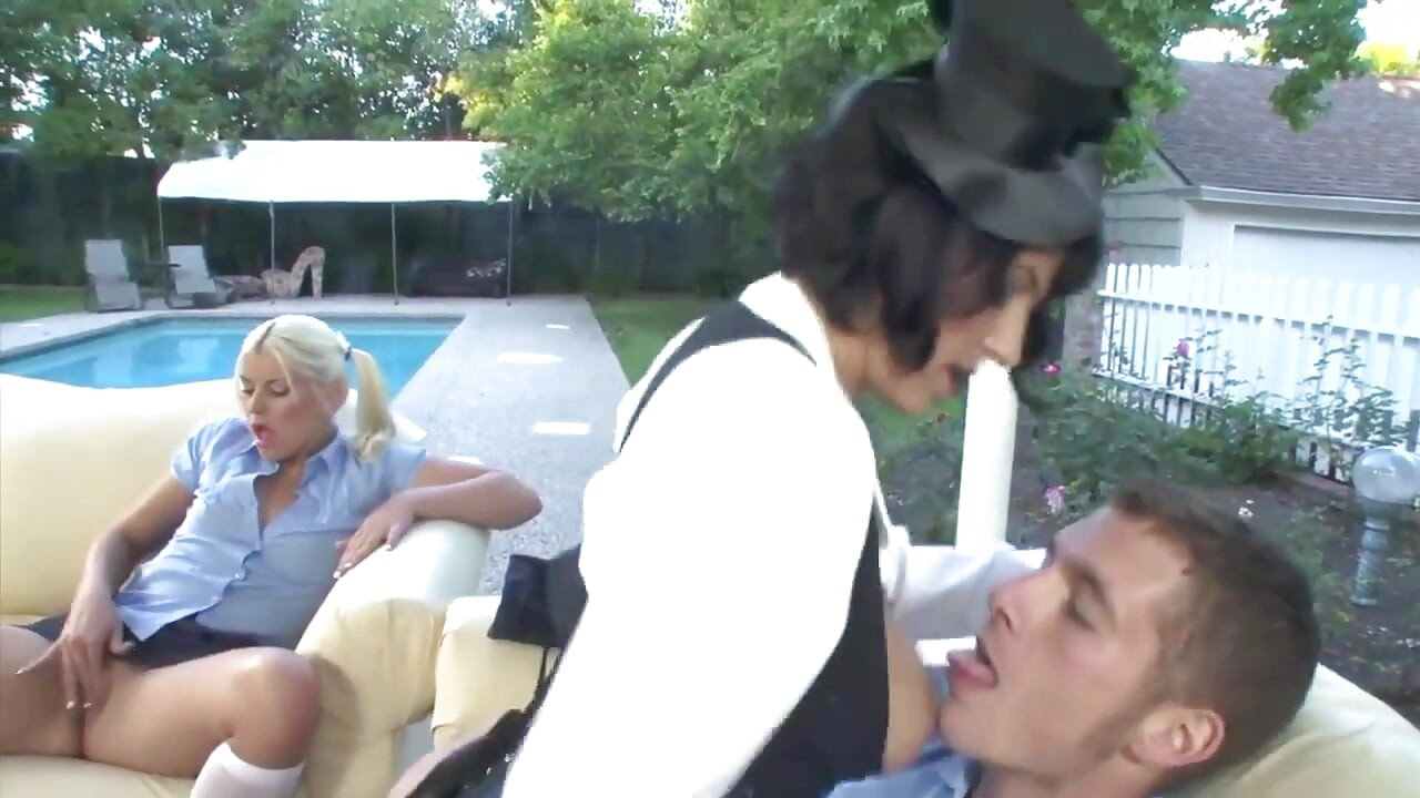 Hete en ernstige opvoeder in zwarte netkousen slaat jonge konten