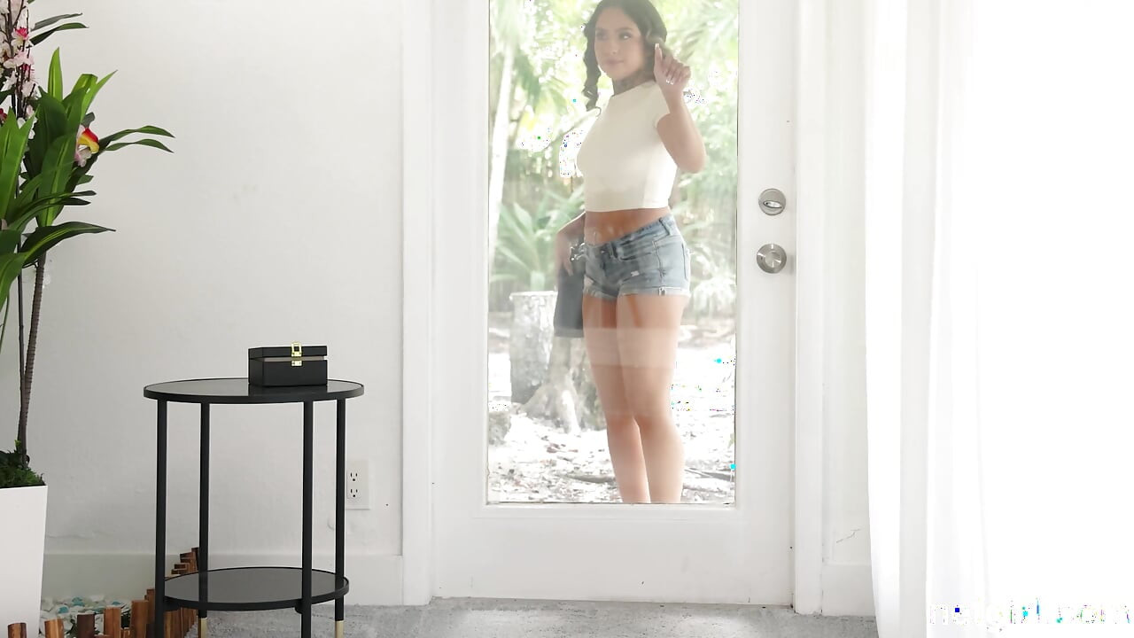 Latina con culo perfecto ama el sexo anal