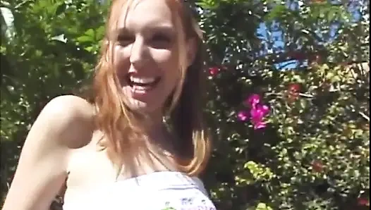 İki sulu amcık deliğiyle yoğun üçlü seks