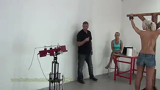 Gia spanking-maschine - nackte rückenpeitsche