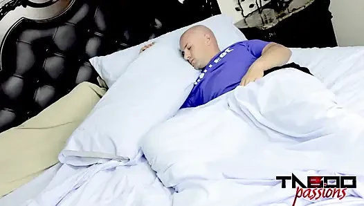 Tombul Tombul Sürtük Üvey Annemi Chuck Spor Ayakkabısıyla Sikiyorum