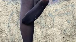 Travestito con enorme sborra all'aperto su calze di nylon nere