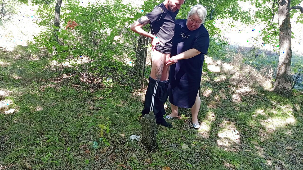 neighbor gives a public blowjob in the park