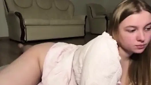 Jucielussie spielt mit lush in die muschi