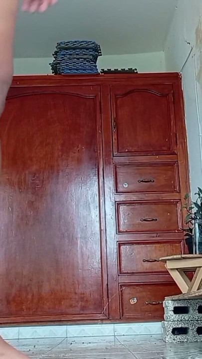 Ibu mertuaku bilang dia membersihkan kamar hanya memakai thong | Klip 3