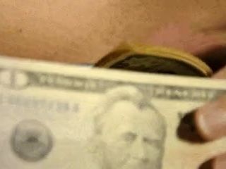 Jalang kaya, uang di vagina