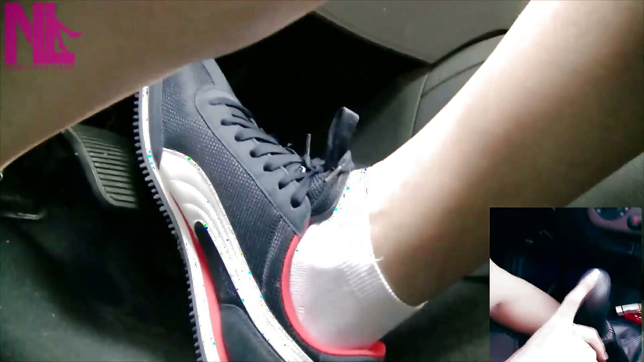 Dirigindo e pedalando bombeando em tênis Nike azul e meias brancas