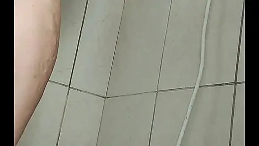 Stiefmutter zeigt mir die Kleidung, die sie zum Straßenkarneval tragen wird, was meinst du?